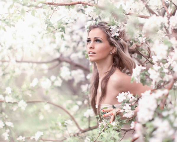 Девушка в цветущем саду