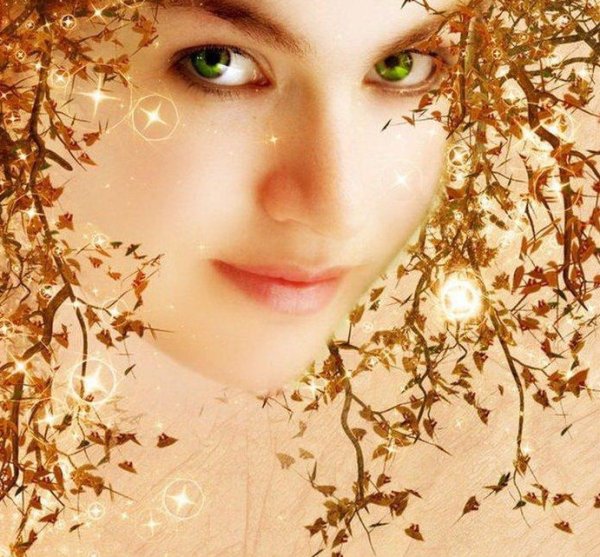 Девушка улыбается