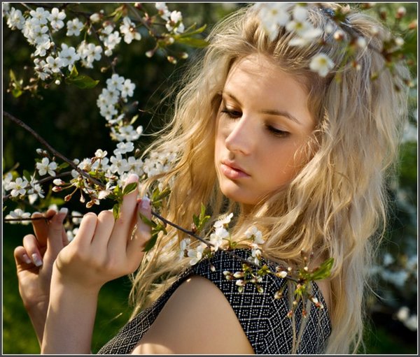 Девушка с букетом ромашек