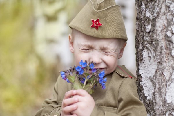 Мальчик в солдатской форме