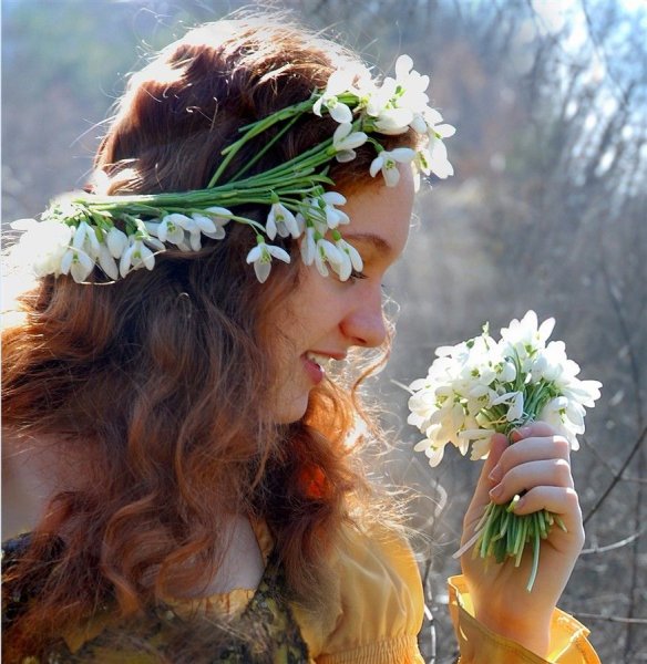 Девушка с подснежниками