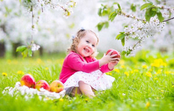 Яркая счастливая девушка