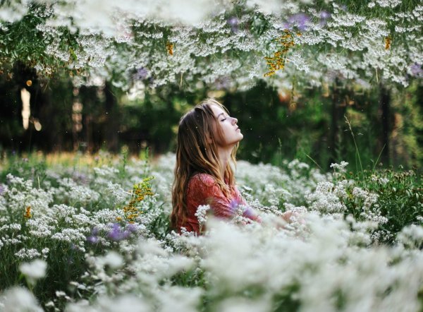 Женщина в море цветов