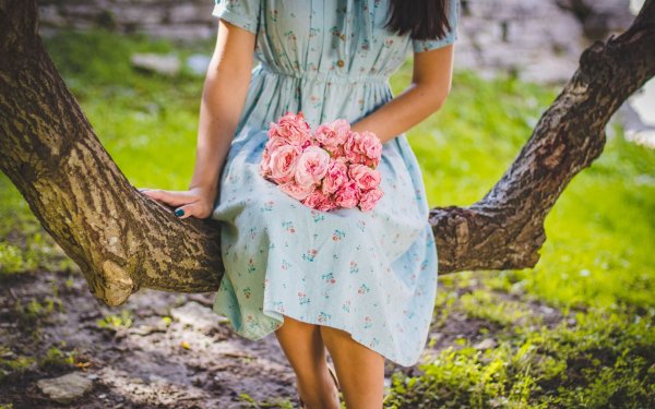 Девушка с цветами