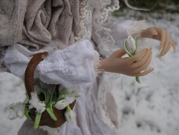 Подснежники в руках