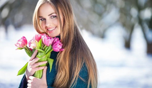 Девушка с весенними цветами