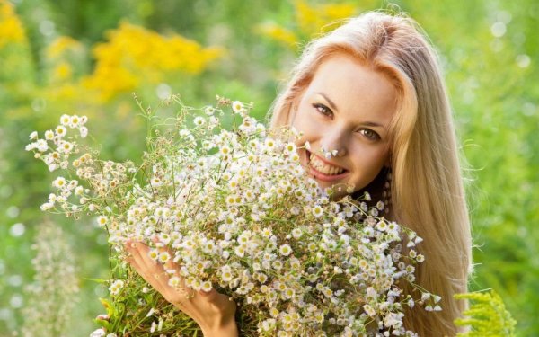 Нарисованная девушка в цветах