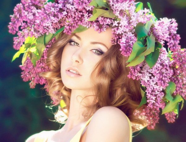 Девушка и цветущяявишня