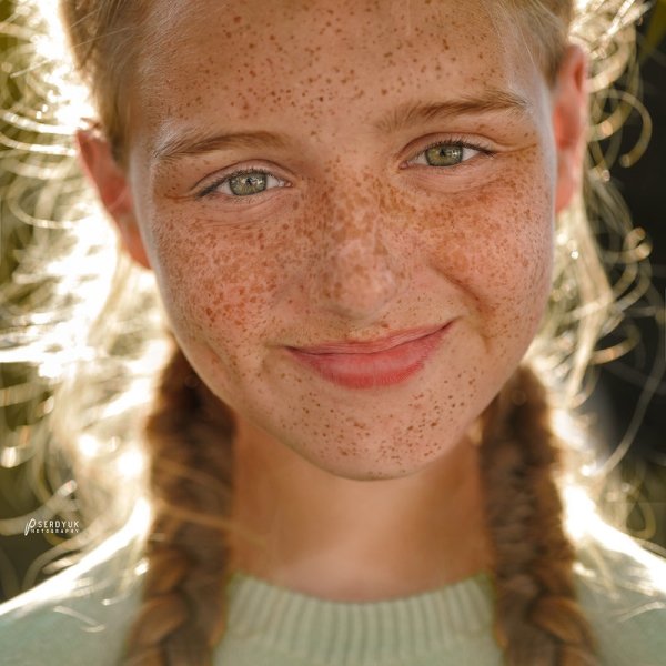 Счастливая рыжая девушка