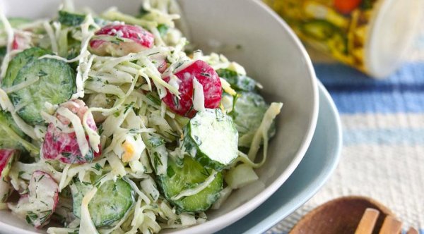 Салат с огурцом и капустой и редисом