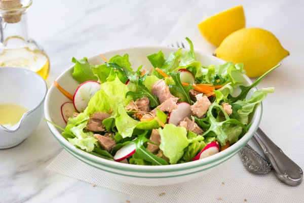 Салат с тунцом и овощами