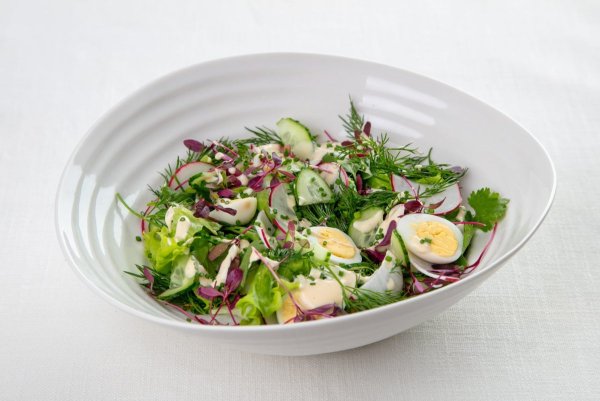 Салат с редисом и огурцом