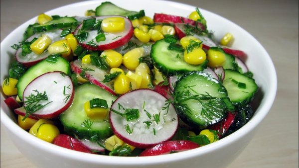 Салат с редиской и огурцом и кукурузой