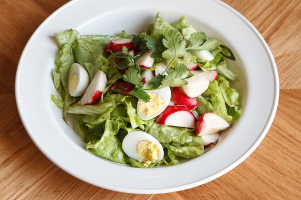 Салат дачный с редиской