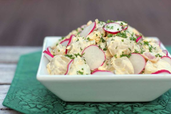 Салат с редисом и огурцом и яйцом