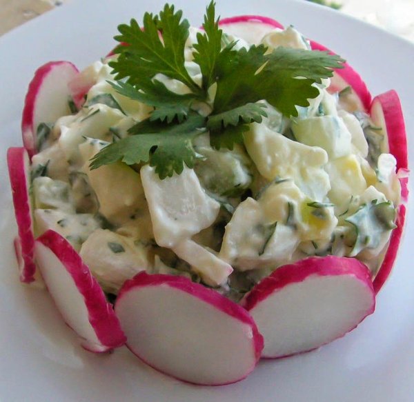 Салат с редиской и яйцом