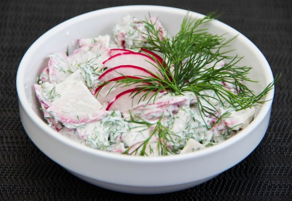 Салат из редиски со сметаной