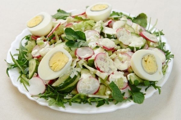 Салат с редиской и огурцом и яйцом