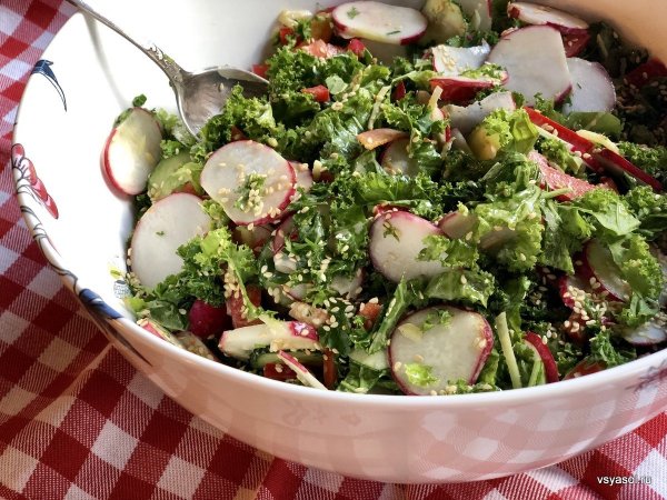 Салат с кейлом и редиской