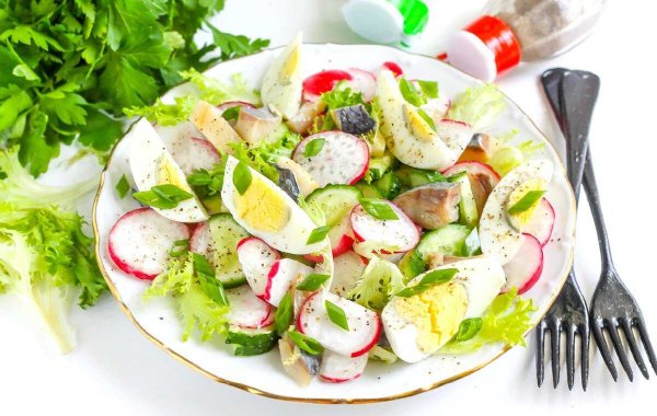 Салат с редисом и яйцом
