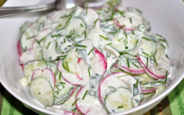 Салат из редиса с огурцом и зеленым луком