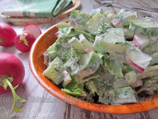 Салат с редиской и огурцом