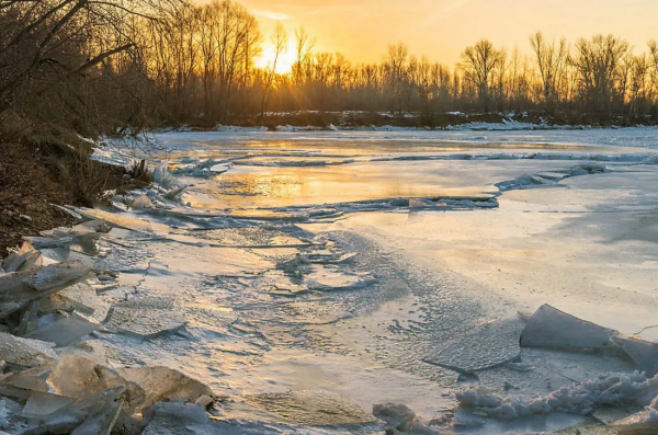 Лед на реке весной