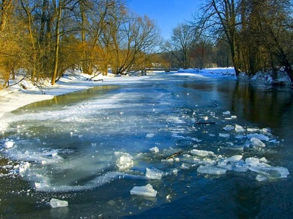 Река весной