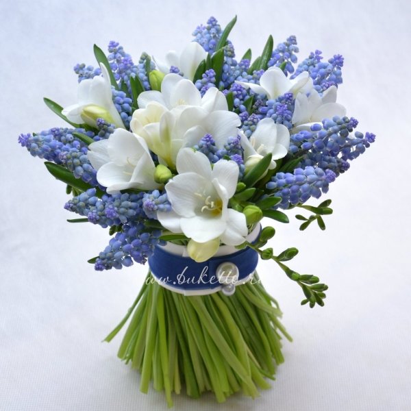 Букет невесты из подснежников и крокусов