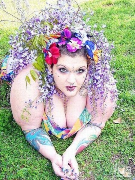 Девушка висит на дереве вниз головой