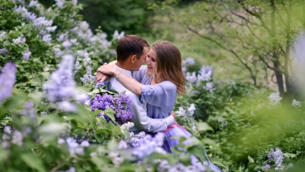 Влюбленные и сирень