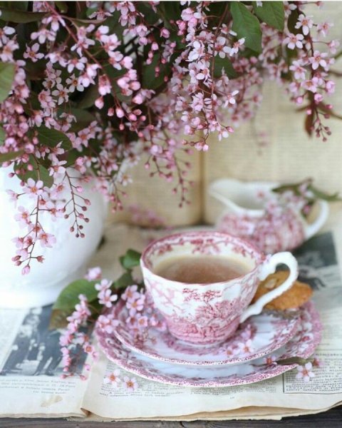 Весенние цветы и чай