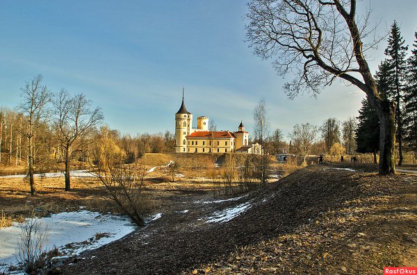 Замок Бип в Павловске Весна