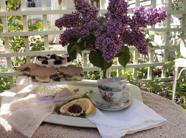 Завтрак с сиренью