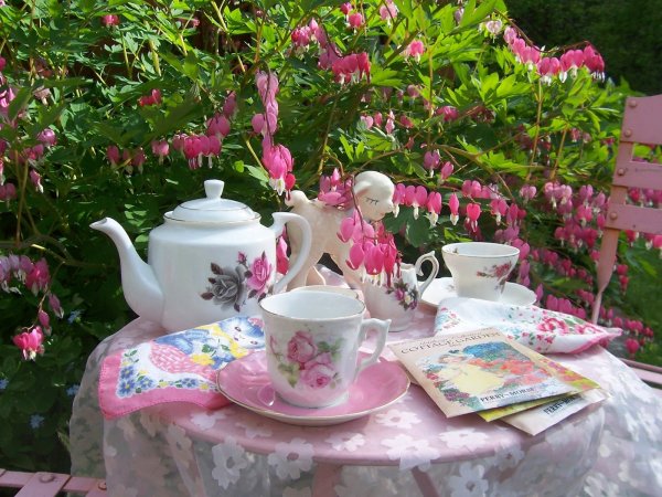 Девушка в саду