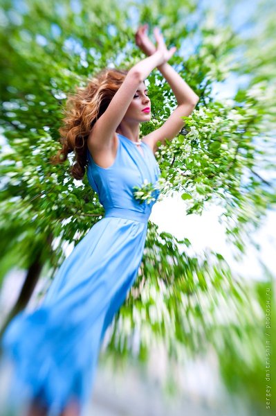 Девушка в голубом платье