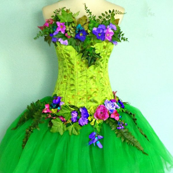 Девушка с букетом ромашек