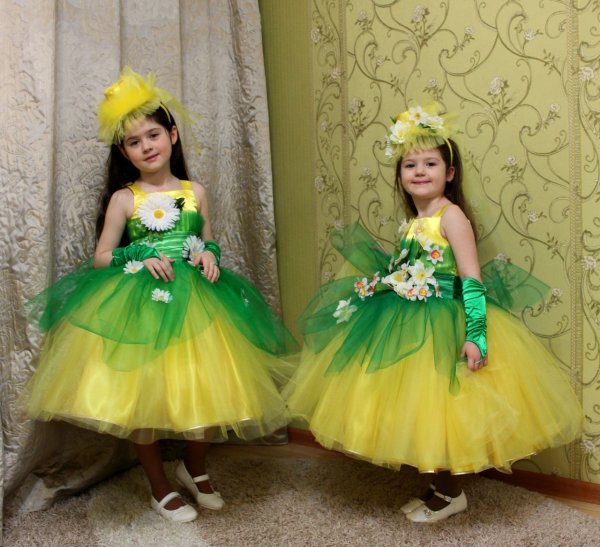 Платье с искусственными цветами