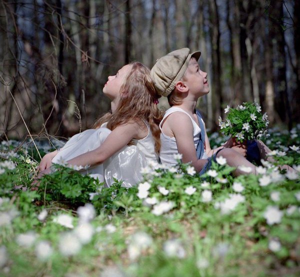 Мальчик и девочка на Поляне