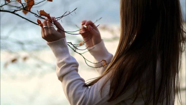 Девушка весной со спины