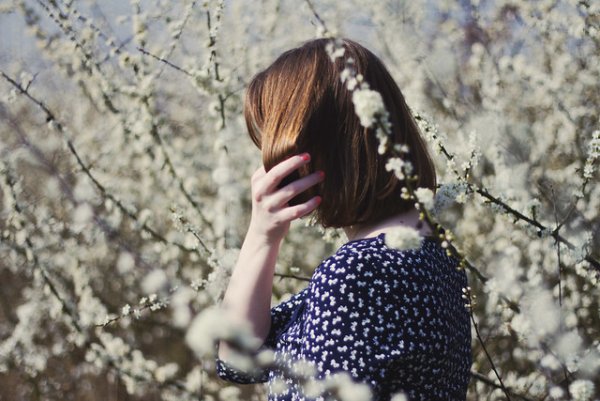 Девушка весной со спины