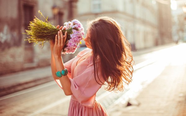 Женщина с тюльпанами в руках