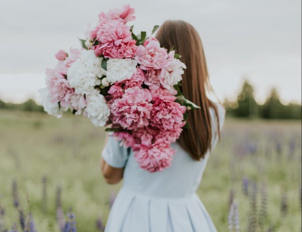 Девушка весной со спины