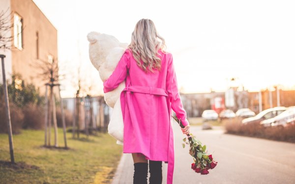 Девушка с цветами со спины