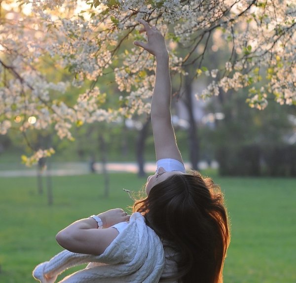 Счастливая девушка с цветами