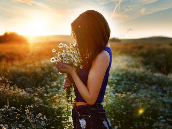 Девушка с цветами на природе