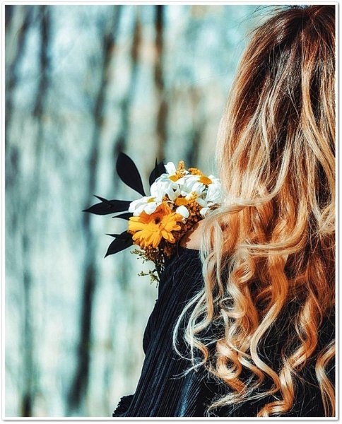 Девушка с цветами со спины