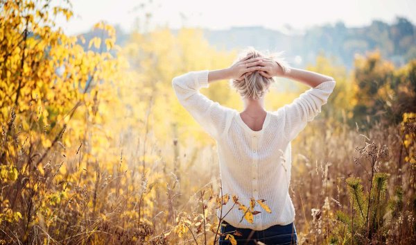 Рыжая девушка с каре со спины