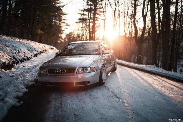 Машины едут по улице