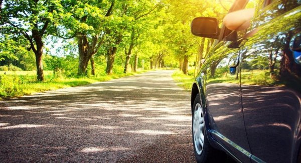 Автомобиль на фоне природы